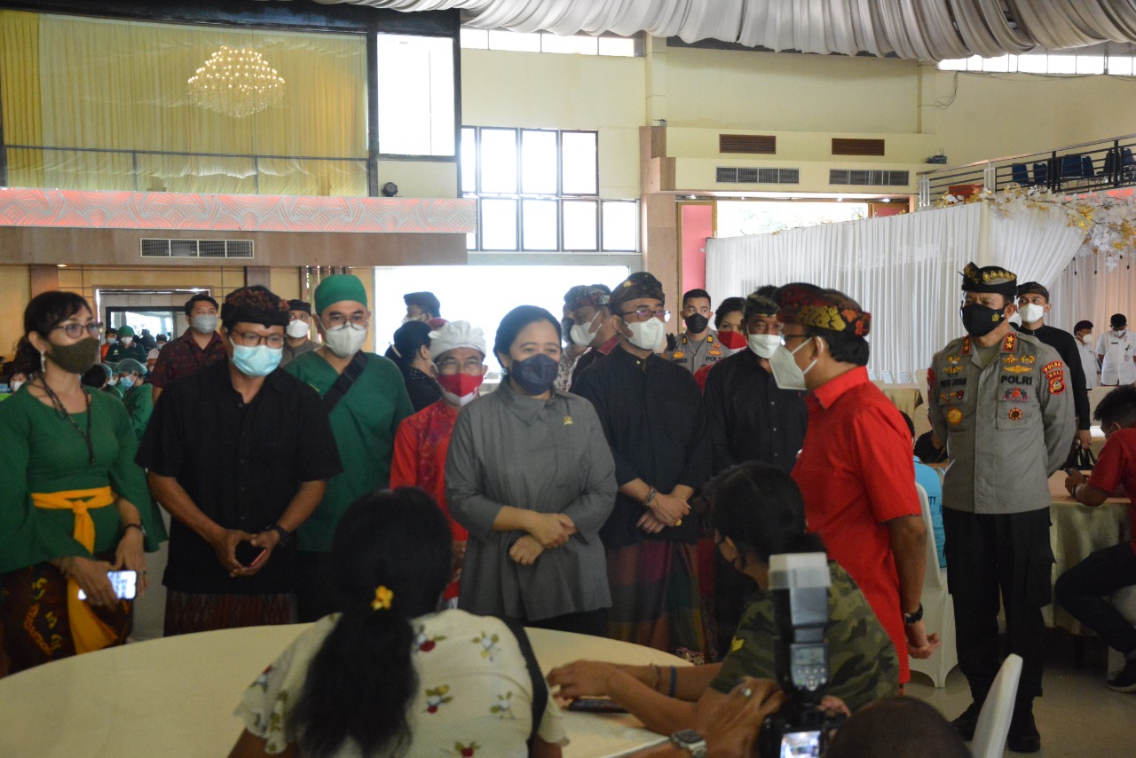 Didampingi Gubernur Bali dan Wali Kota Jaya Negara  Ketua DPR RI, Puan Maharani Tinjau Vaksinasi Covid 19 di Denpasar