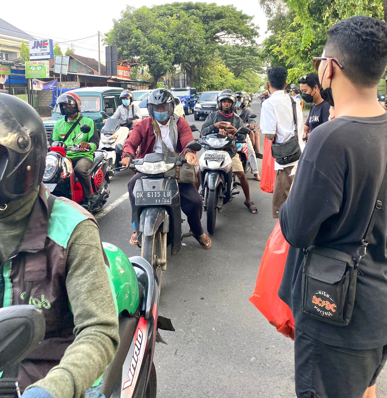 Peduli Sesama di HUT Kota Denpasar, Warung Babi Guling Melinggih Bagikan 243 Bungkus Nasi