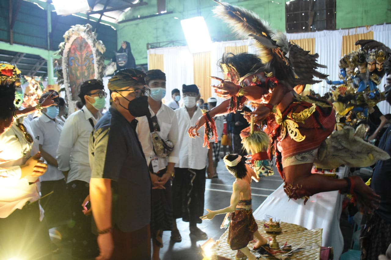 Wawali Arya Wibawa Serahkan Piala Bergilir Lomba Ogoh-Ogoh Mini Banjar Beraban     Inovasi dan Kreatifitas Anak Muda Harus Terus Tumbuh