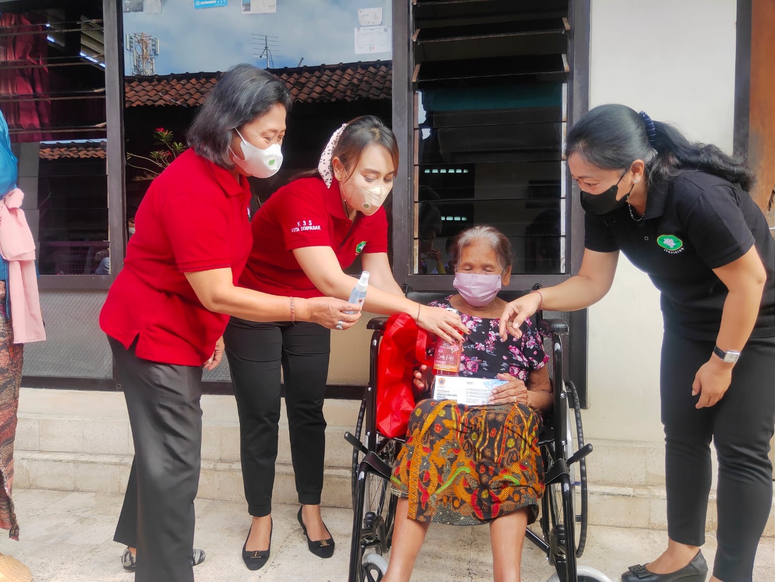 Rangkaian HUT Ke-234 Tahun Kota Denpasar  Ny. Antari Jaya Negara Serahkan Bantuan Kursi Roda dan Alat Prokes