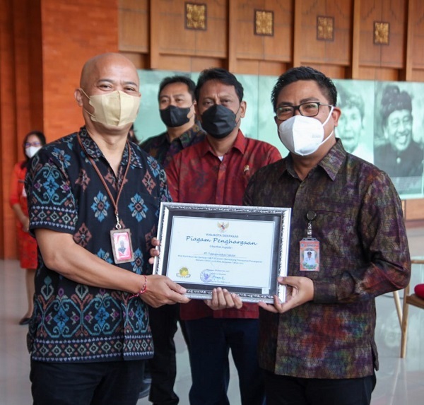 Wawali Arya Wibawa Serahkan Penghargaan Denpasar CSR/TJSL Tahun 2021