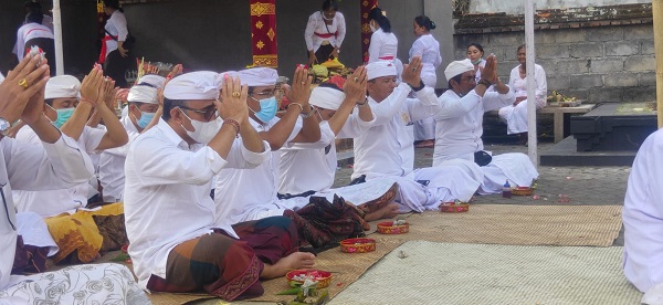Jaya Negara Hadiri Pujawali di Pura Bangun Sakti Desa Biaung Kesiman.
