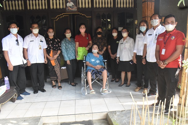 Kunjungi Kediaman Lansia dan Disabilitas