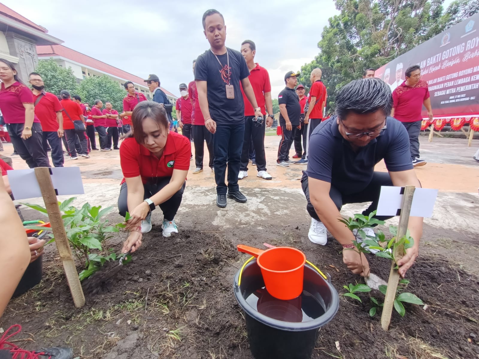 Wawali Arya Wibawa Buka Bulan Bakti Gotong Royong Masyarakat. Ajak Warga Gelorakan Spirit Vasudaiva Kutumbakam.