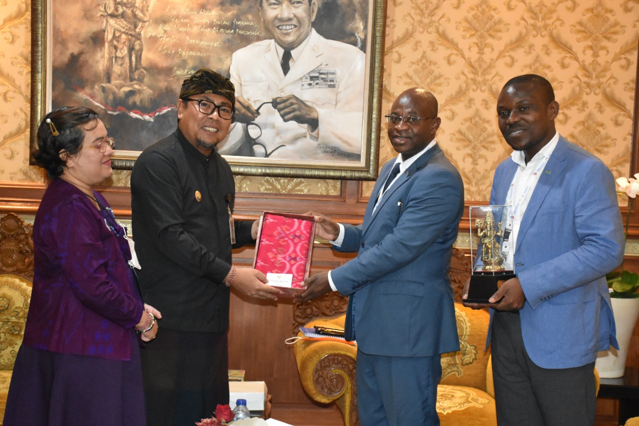 Wawali Arya Wibawa Terima Kunjungan  Mayor Of Bukavu, Bilubi Ulengabo Meschac. Bahas Masalah  Penanganan Sampah.