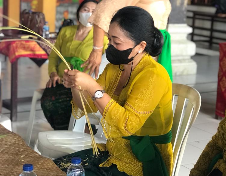 WHDI Kota Denpasar Kembali Menggelar  Pelatihan  Membuat Banten Otonan