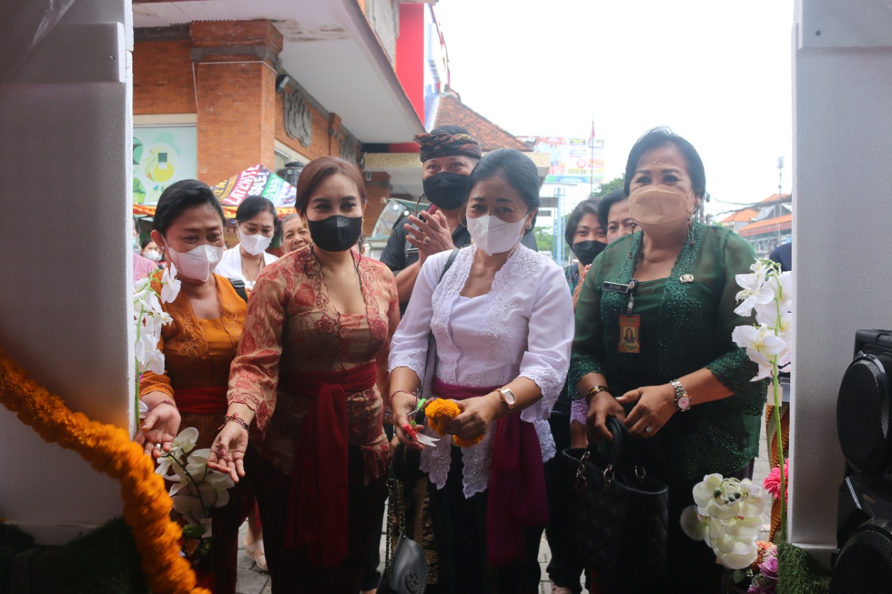 Fasilitasi UKM dan IKM, Ny. Sagung Antari Jaya Negara Buka Pameran Gema Tridatu