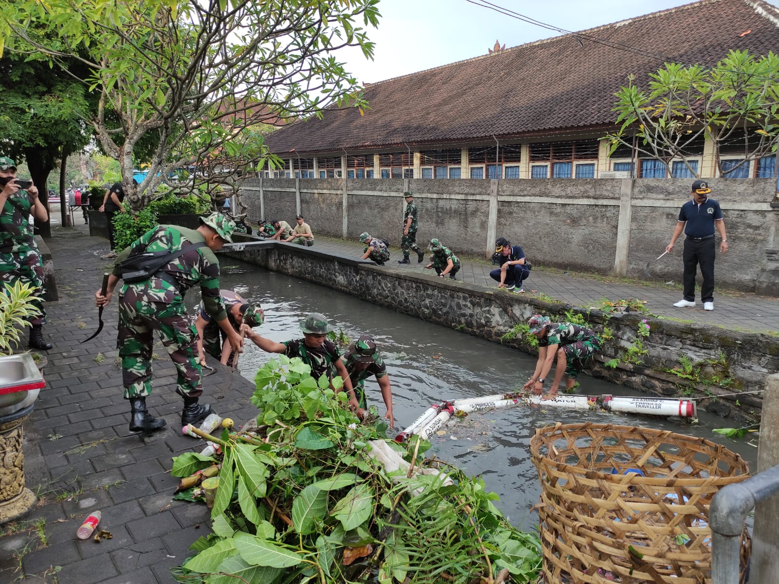 Menjaga Harmonisasi Alam, Desa Pemogan Gelar Kegiatan  Bersih Sungai.