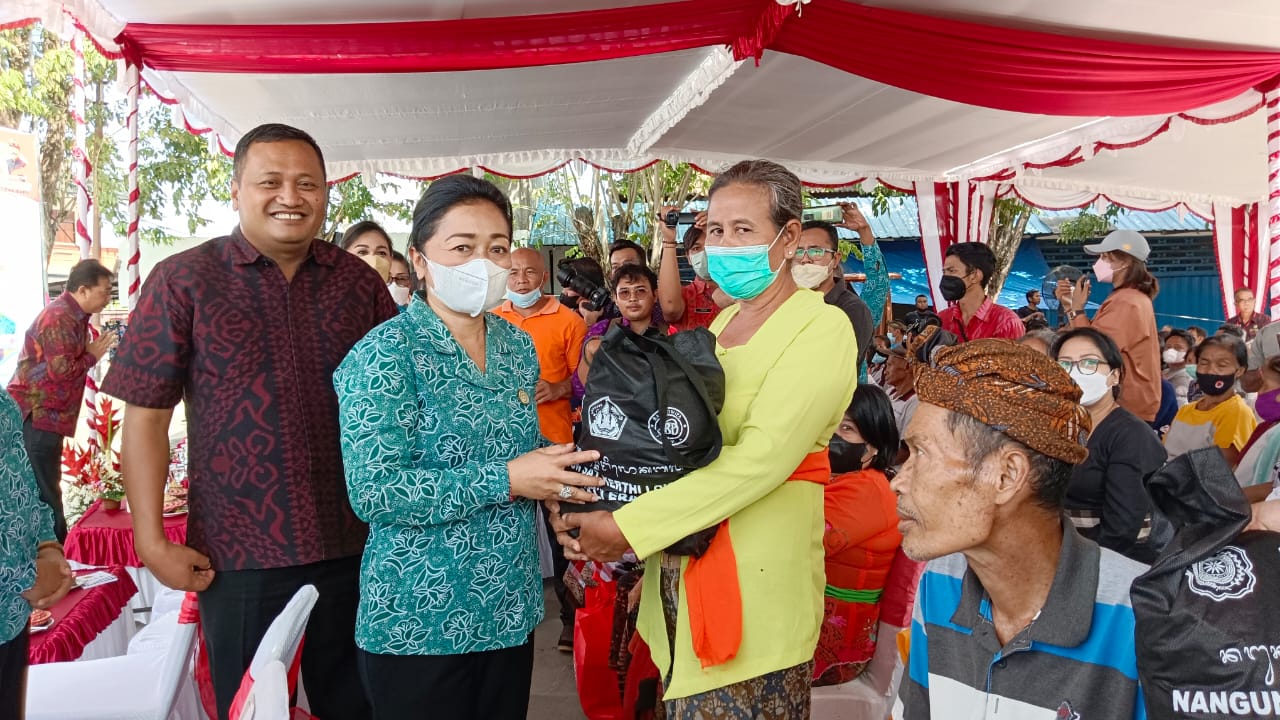 Ny. Sagung Antari Jaya Negara Hadiri Pasar Rakyat "Berbelanja dan Berbagi" di Kabupaten Gianyar.