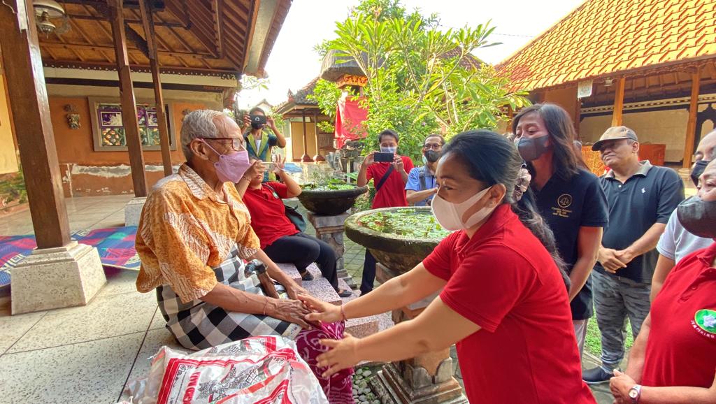 Jelang Hari Raya Galungan, Ny. Antari Jaya Negara Serahkan   Paket Bantuan Bagi  Lansia di Dentim dan Denbar