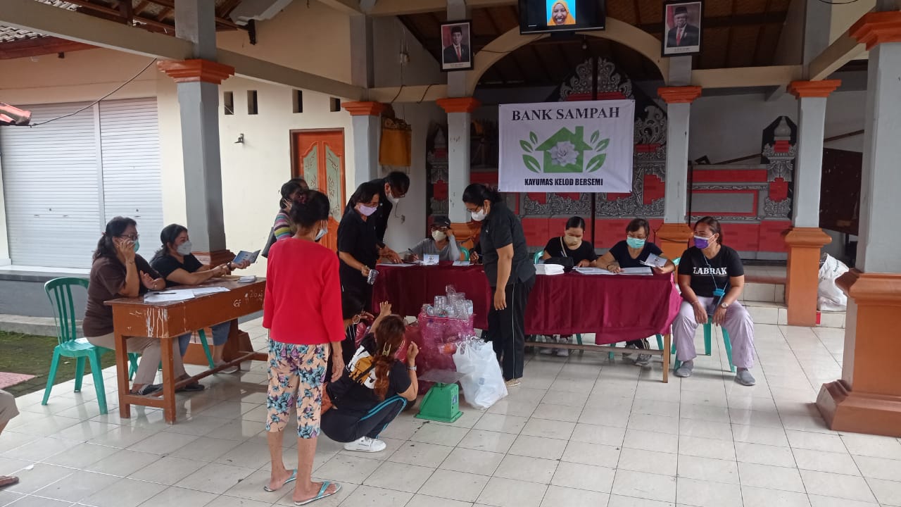 Ajak Warga Peduli Lingkungan, PKK Dirikan Bank Sampah Kayumas Kelod Bersemi