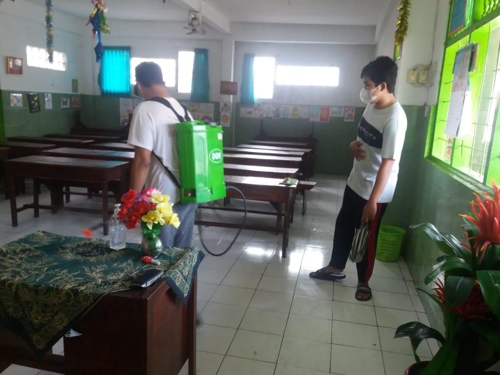 Cegah Penularan Covid 19 Desa Dauh Puri Kaja Lakukan Penyemprotan Disinfektan 