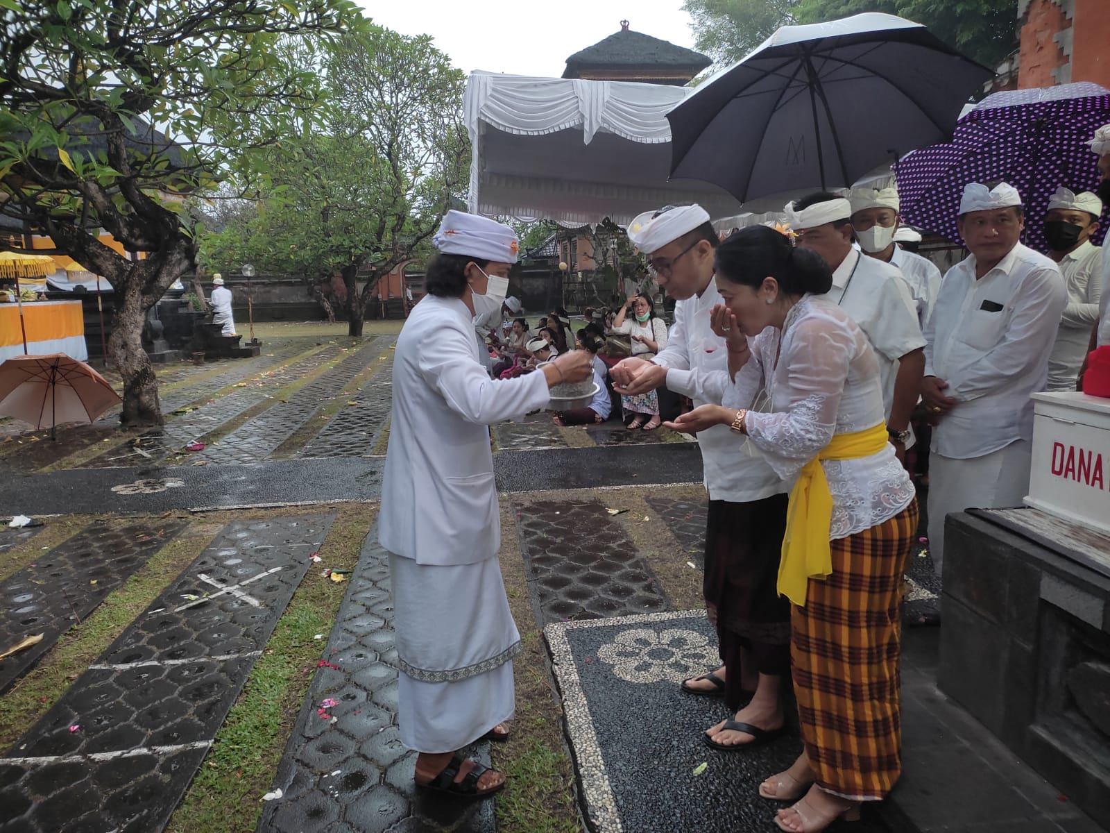 Walikota Jaya Negara Bersama Pemedek Laksanakan Persembahyangan Hari Suci Siwaratri di Pura Agung Jagatnatha Denpasar.
