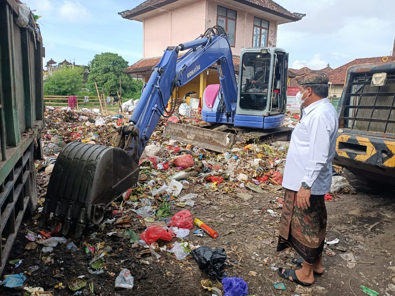 Pengangkutan Sampah di TPSS Eks Pasar Loak Terus Dioptimalkan     Sekda  Minta Semua TPS Diantisipasi Agar Tidak Terjadi Penumpukan Sampah