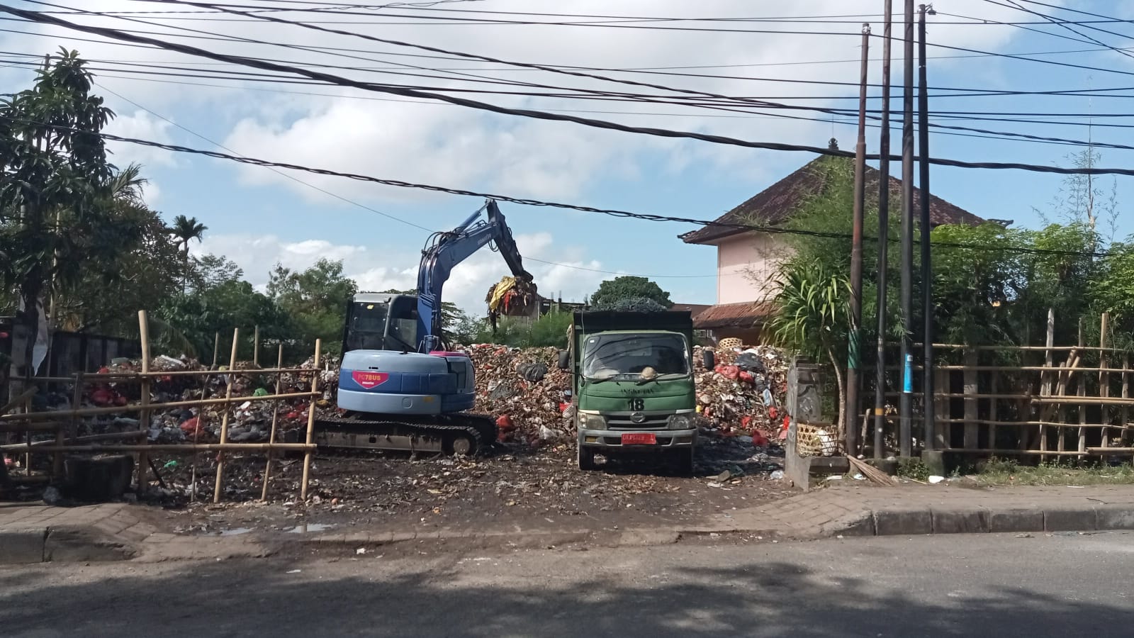 Pemkot Denpasar Gerak Cepat Tangani Sampah  di TPSS Eks Pasar Loak.  Warga Diminta Agar Taati Jadwal Pembuangan Sampah.