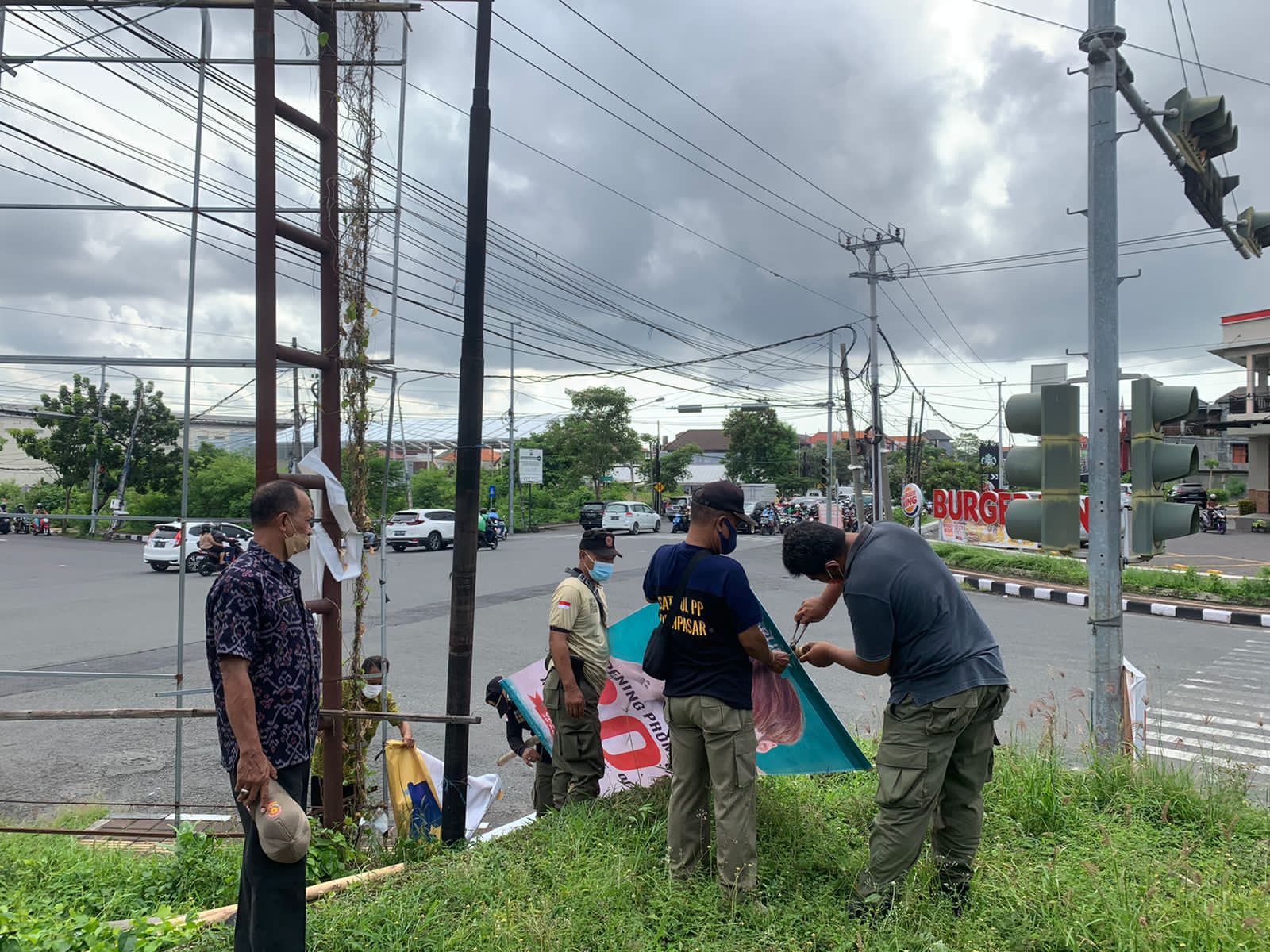 Satpol PP Denpasar Tertibkan Banner, Spanduk, dan Pamflet Kadaluwarsa