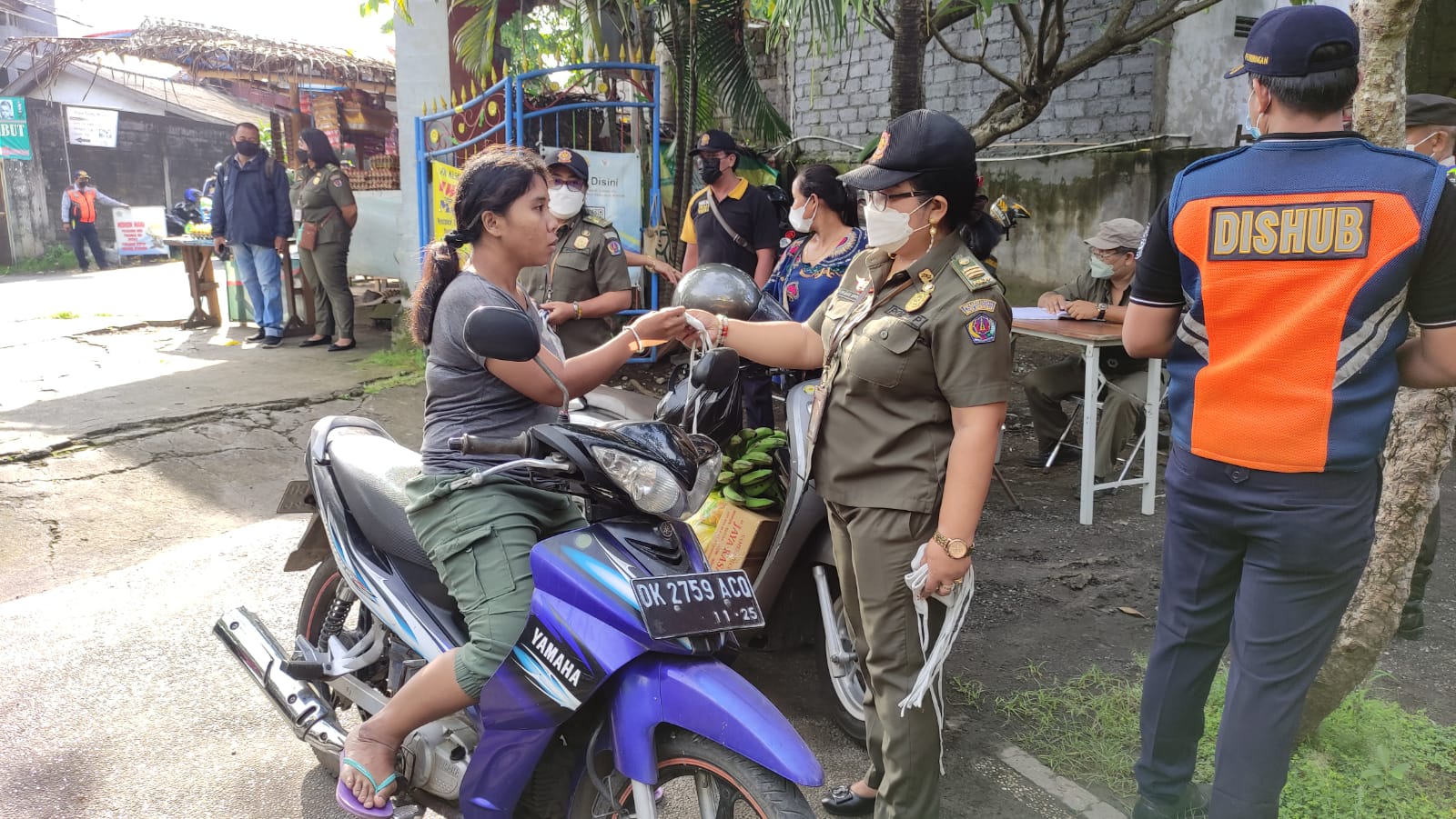 Tim Yustisi Denpasar Jaring 25 Orang Pelanggar Prokes di Jalan Wibisana Barat