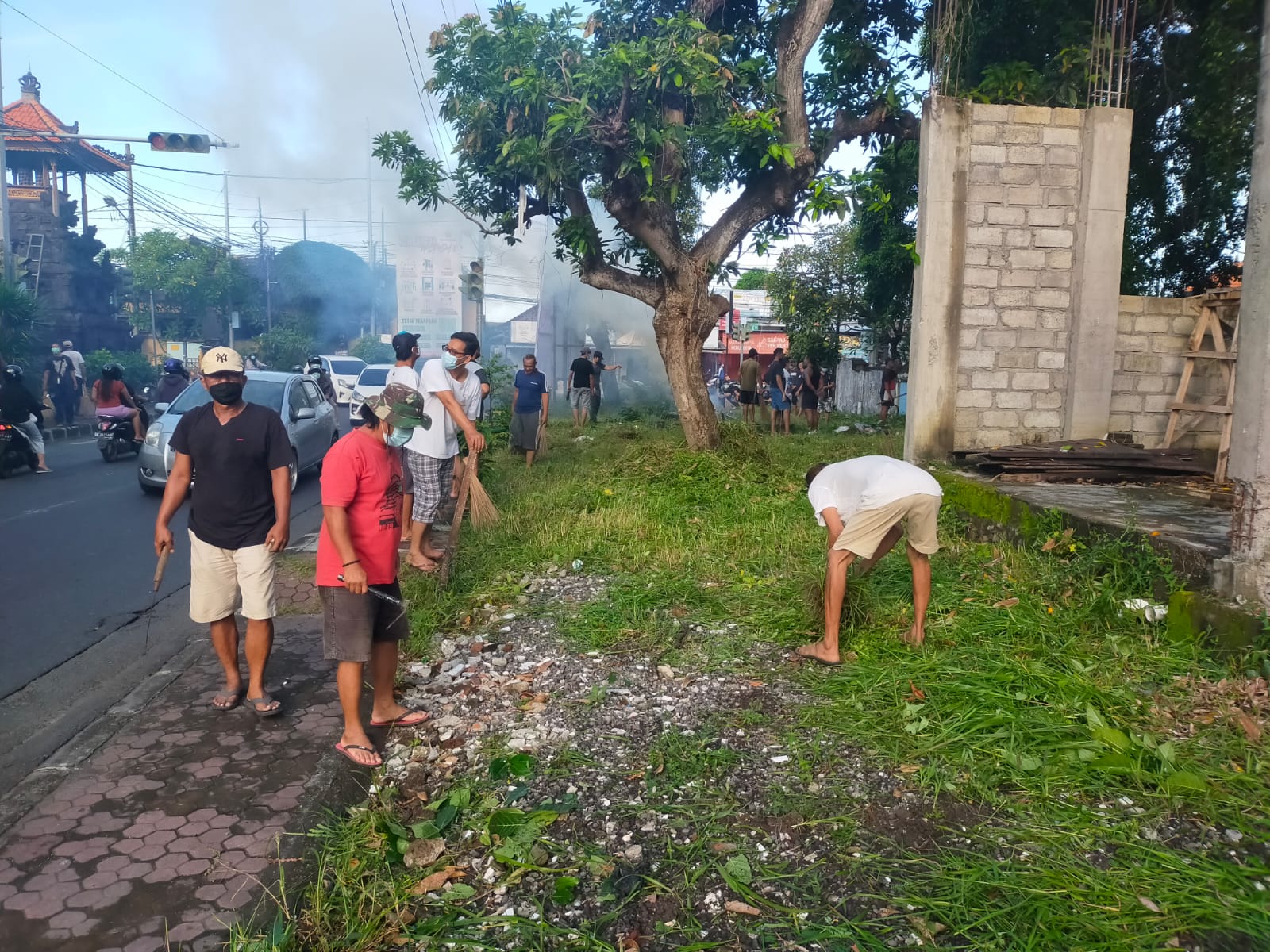 Wujudkan Desa Kedas dan Sehat Kelurahan Sesetan Laksanakan Bersih Bersih Serentak