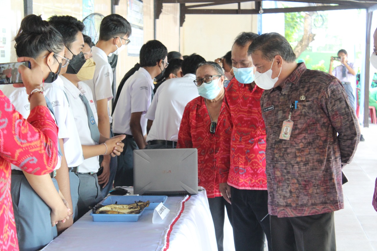 Sekda Alit Wiradana Hadiri HUT SMAN 5 Denpasar.