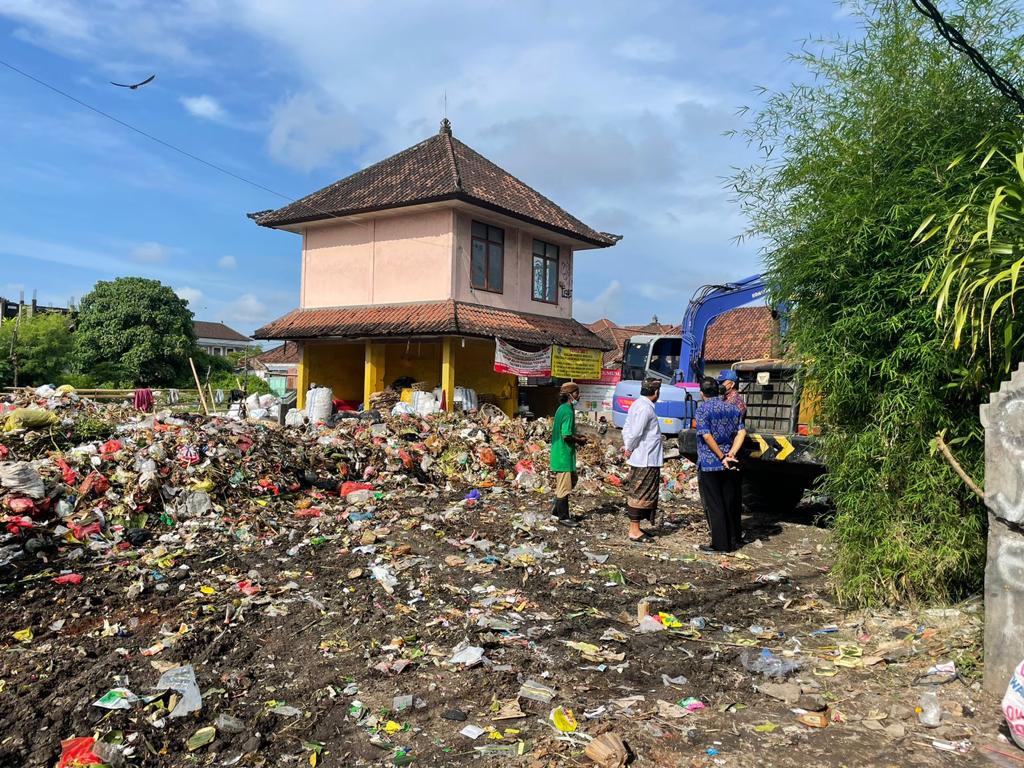 Sekda Alit Wiradana Pantau Penanganan Sampah Pasca Hari Suci Galungan