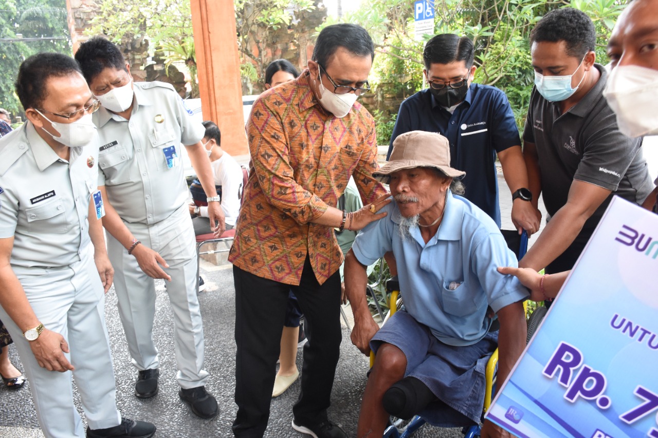 Jaya Negara Serahkan Bantuan Kursi Roda dan Kaki Palsu Bagi Disabilitas dan Korban Kecelakaan,   Dari PT. Jasa Raharja. 