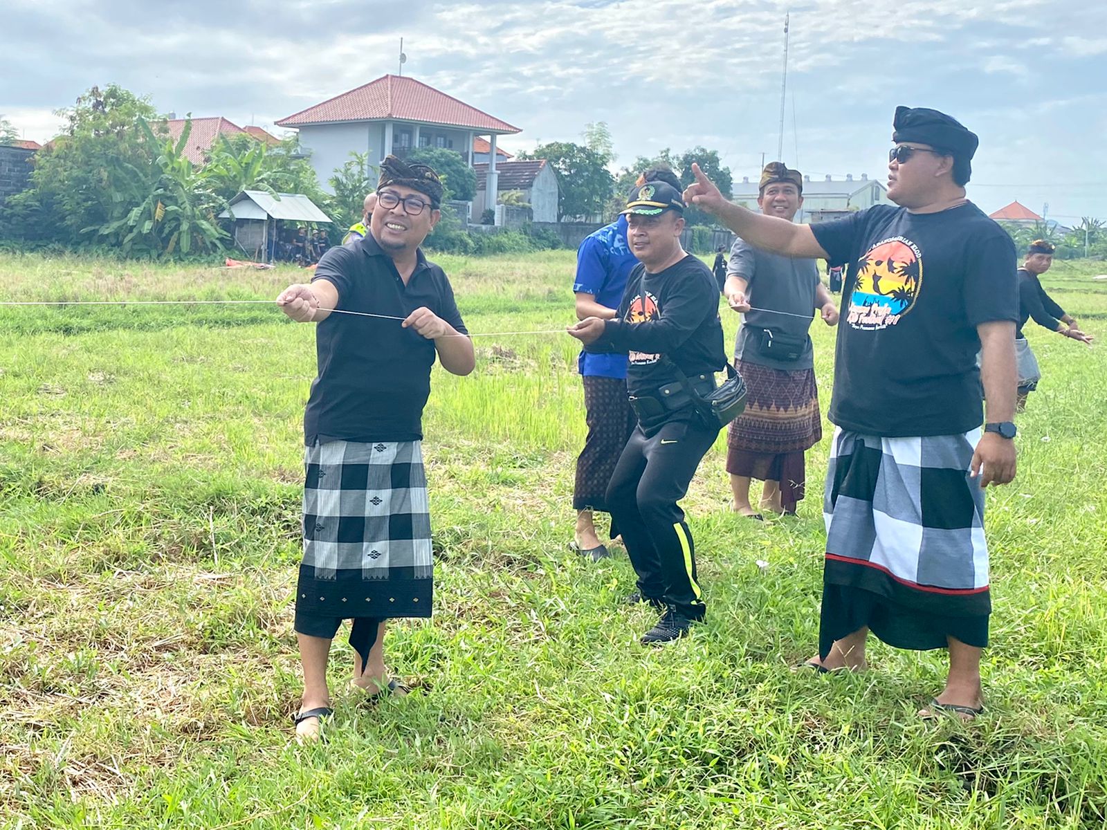 Tarikan Layangan Wawali Arya Wibawa Buka Kusuma Praja Kite Festival.