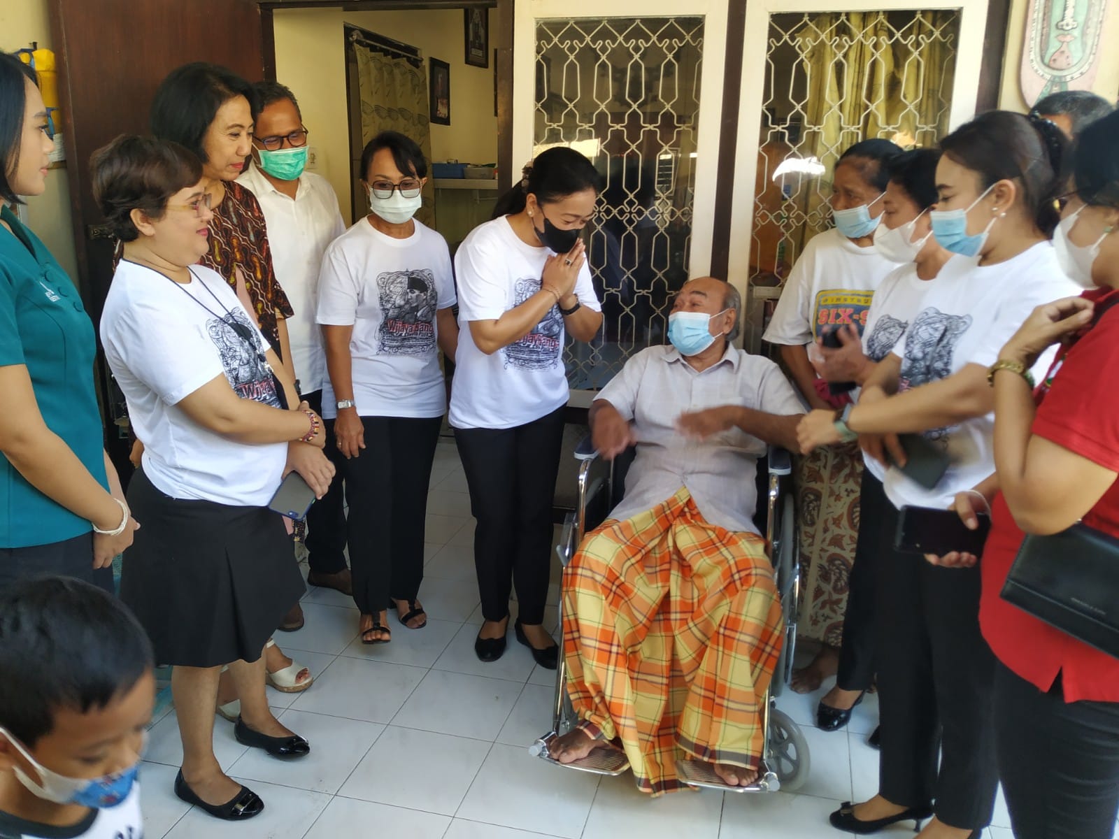 Rangkaian Bulan Bung Karno  Ny. Antari Jaya Negara Berbagi Kasih Dengan Lansia Dan Serahkan Bantuan  Kursi Roda 