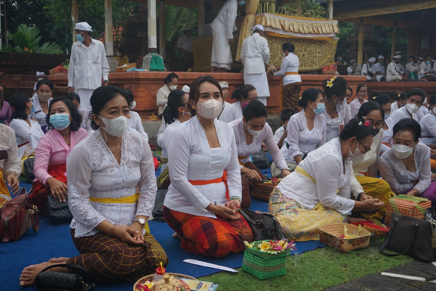 Awali Kegiatan, TP PKK Denpasar Bersama WHDI Kota Denpasar  Lakukan Persembahyangan Bersama Di Pura Agung Lokanatha Lumintang