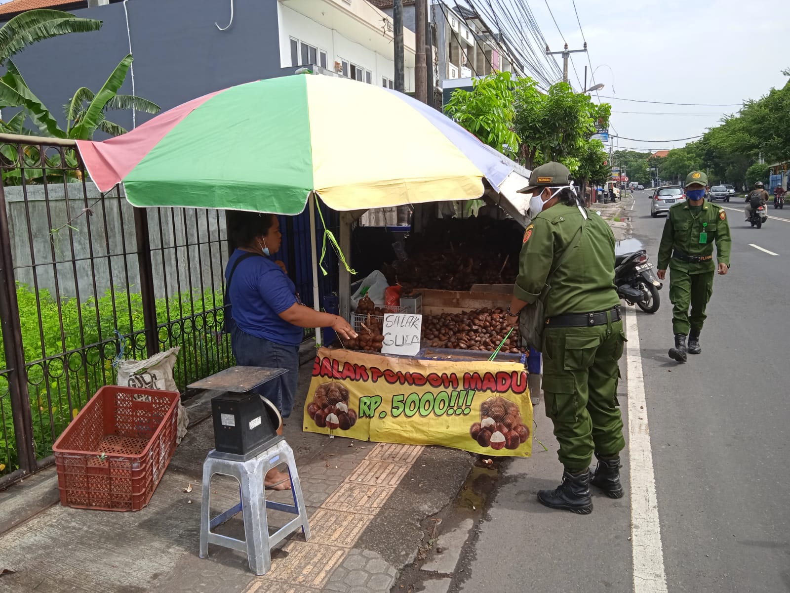 Kelurahan Ubung Tertibkan PKL Dan Minta  Agar Tidak Menggunakan Badan Jalan Dan Trotoar Berjualan