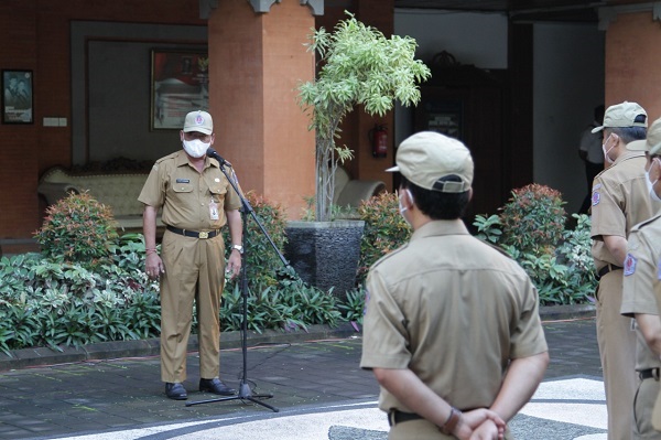 Pemkot Denpasar Gelar Apel Pagi Sekda Alit Wiradana : Harapkan Awal Tahun 2022 Ini Para ASN Tetap Berikan Pelayanan Terbaik Untuk Masyarakat