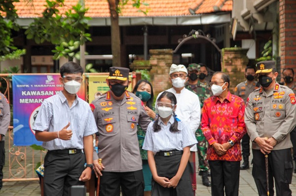 Walikota Jaya Negara Dampingi Kapolri Jendral Listyo Sigit Tinjau PTM di SMPK 1 Harapan Denpasar