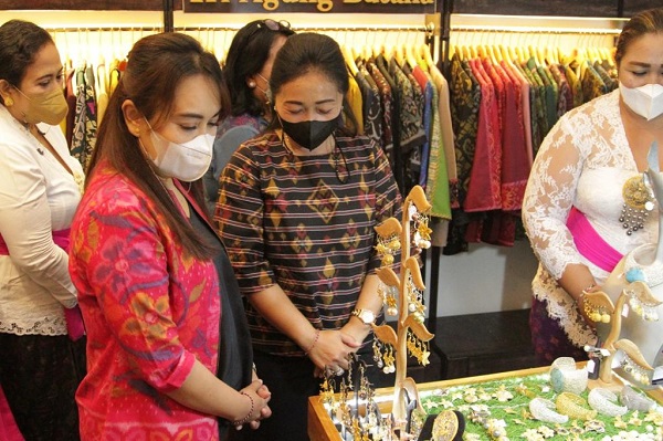 Ketua Dekranasda Kota Denpasar Sagung Antari Negara Resmikan Rumah UMKM Apresiasi Para Pelaku UMKM Sudah Berani Mandiri Mengambil Peluang