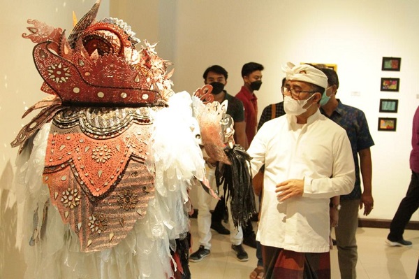 Jaya Negara Tinjau Pameran Seni Rupa Mahasiswa Universitas PGRI Mahadewa Tumbuhkan Jiwa Kreatif dan Interpreneur Mahasiswa