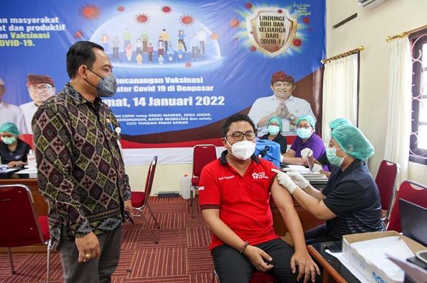 Walikota Jaya Negara Resmi Canangkan Vaksinasi Booster di Kota Denpasar