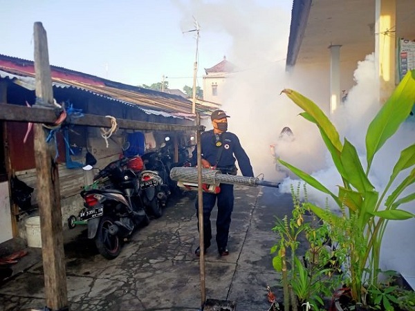 Cegah Penularan DBD, Warga Br. Samping Buni Lakukan Fogging