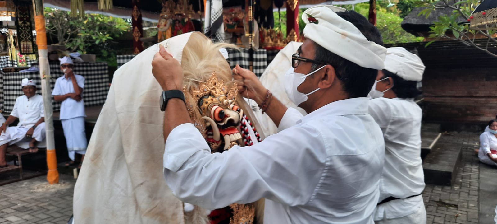 Walikota Jaya Negara Hadiri Upacara Ngeratep, Pemelaspasan dan Pasupati Sesuhunan Pura Dalem Sudha Desa Sidakarya.