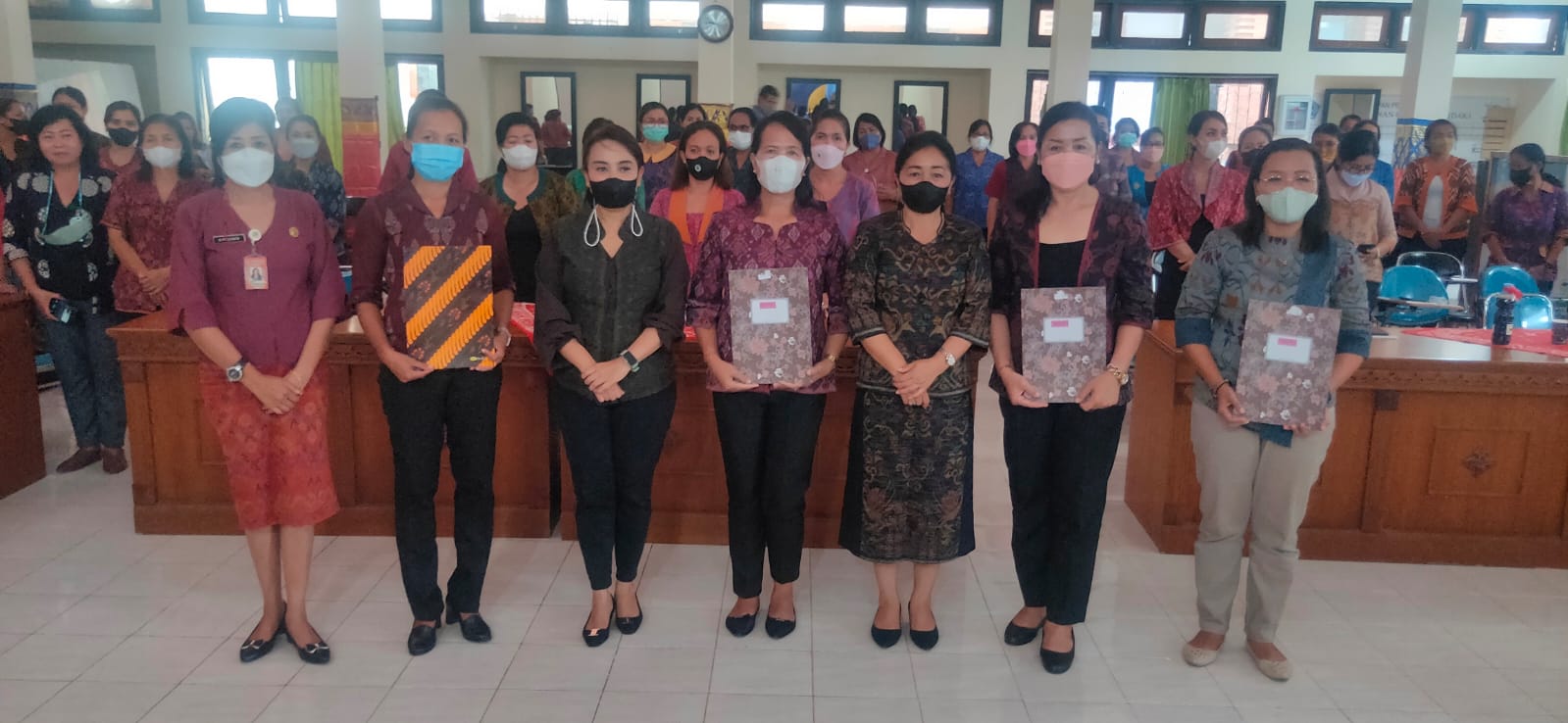 Ny. Sagung Antari Jaya Negara Tutup Bimtek Penguatan Kapasitas Bunda Paud