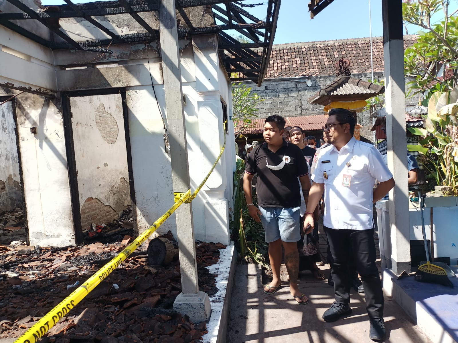 Wawali Arya Wibawa Tinjau Rumah Warga Korban Kebakaran di Jalan Pandu.
