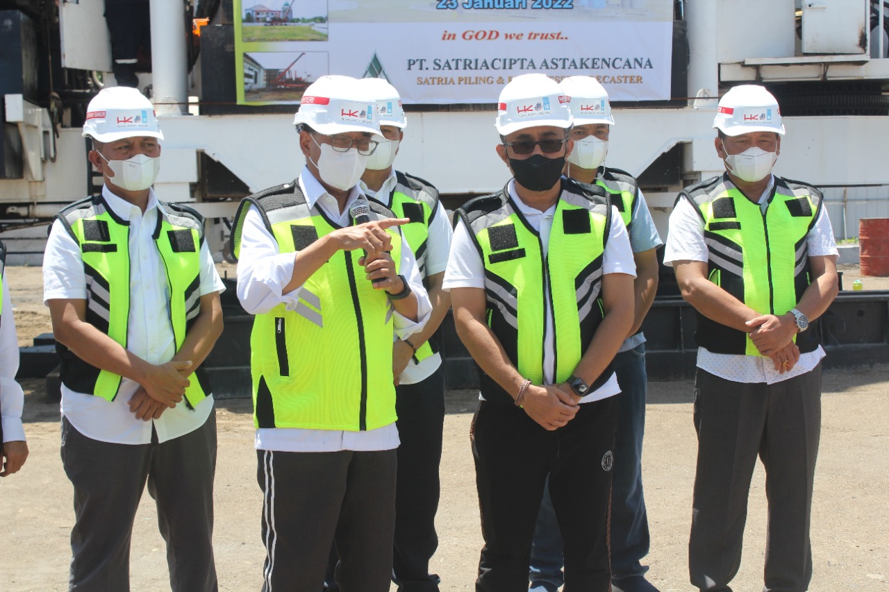 Walikota Jaya Negara Dampingi Menhub Budi Karya Sumadi Lakukan Pemancangan dan Pre Bor Perdana Proyek Gedung Terminal Pelabuhan Sanur.