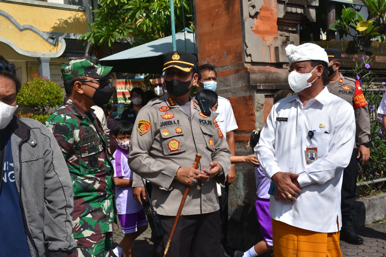 Sekda Denpasar Alit Wiradana Tinjau Pelaksanaan Vaksinasi Untuk Anak Usia 6-11 Tahun