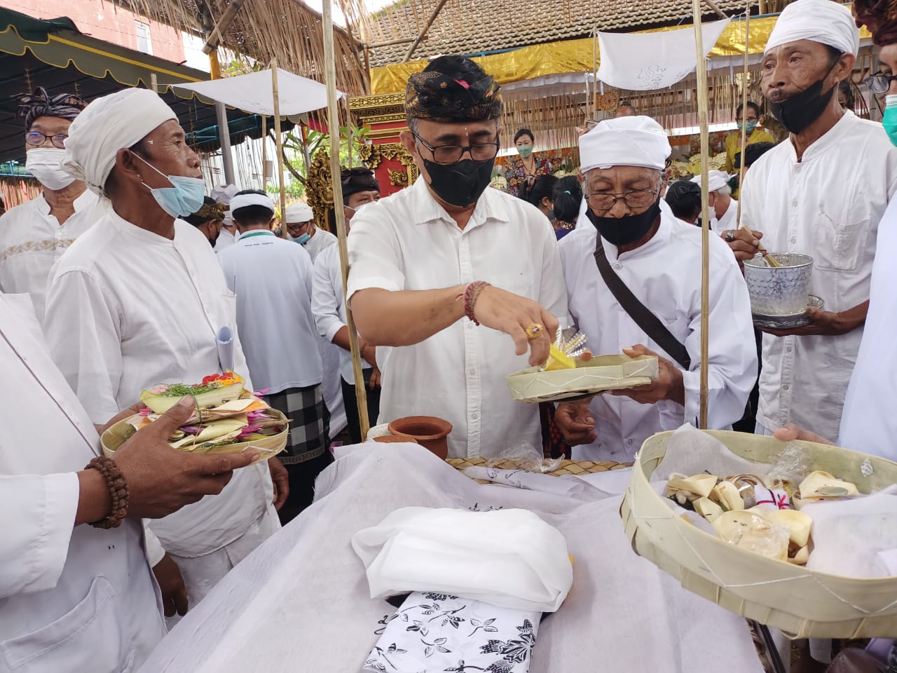 Walikota Jaya Negara Hadiri Karya Atiwa-Tiwa Kinembulan Desa Adat Penatih