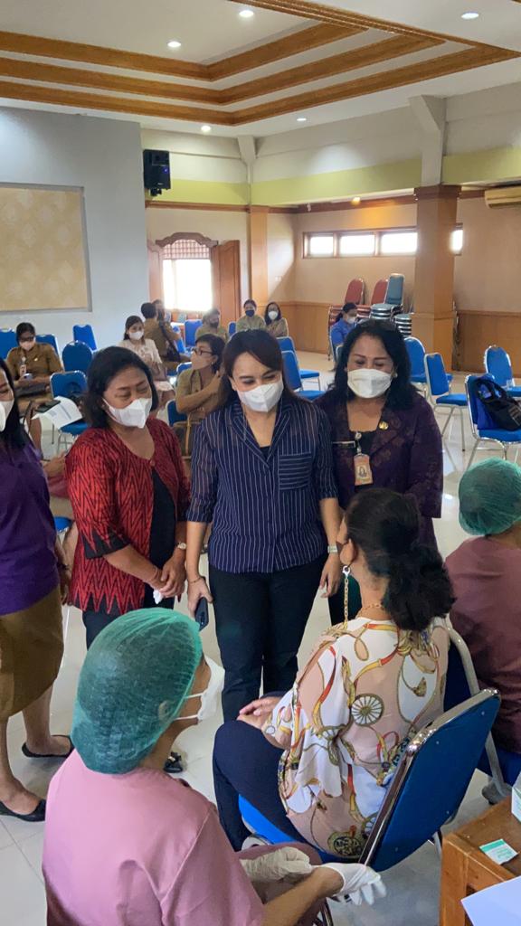 Ny. Ayu Kristi Arya Wibawa Tinjau Pelaksanaan Vaksinasi Booster 