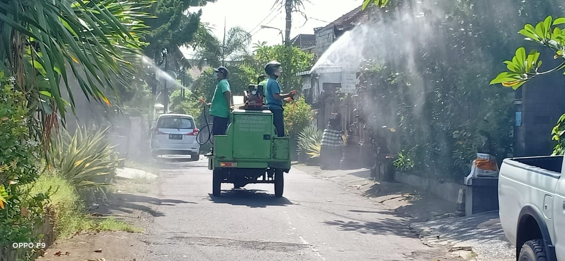 Persempit Ruang Penyebaran Covid-19, Desa Dangin Puri Kangin Gelar Penyemprotan Disinfektan