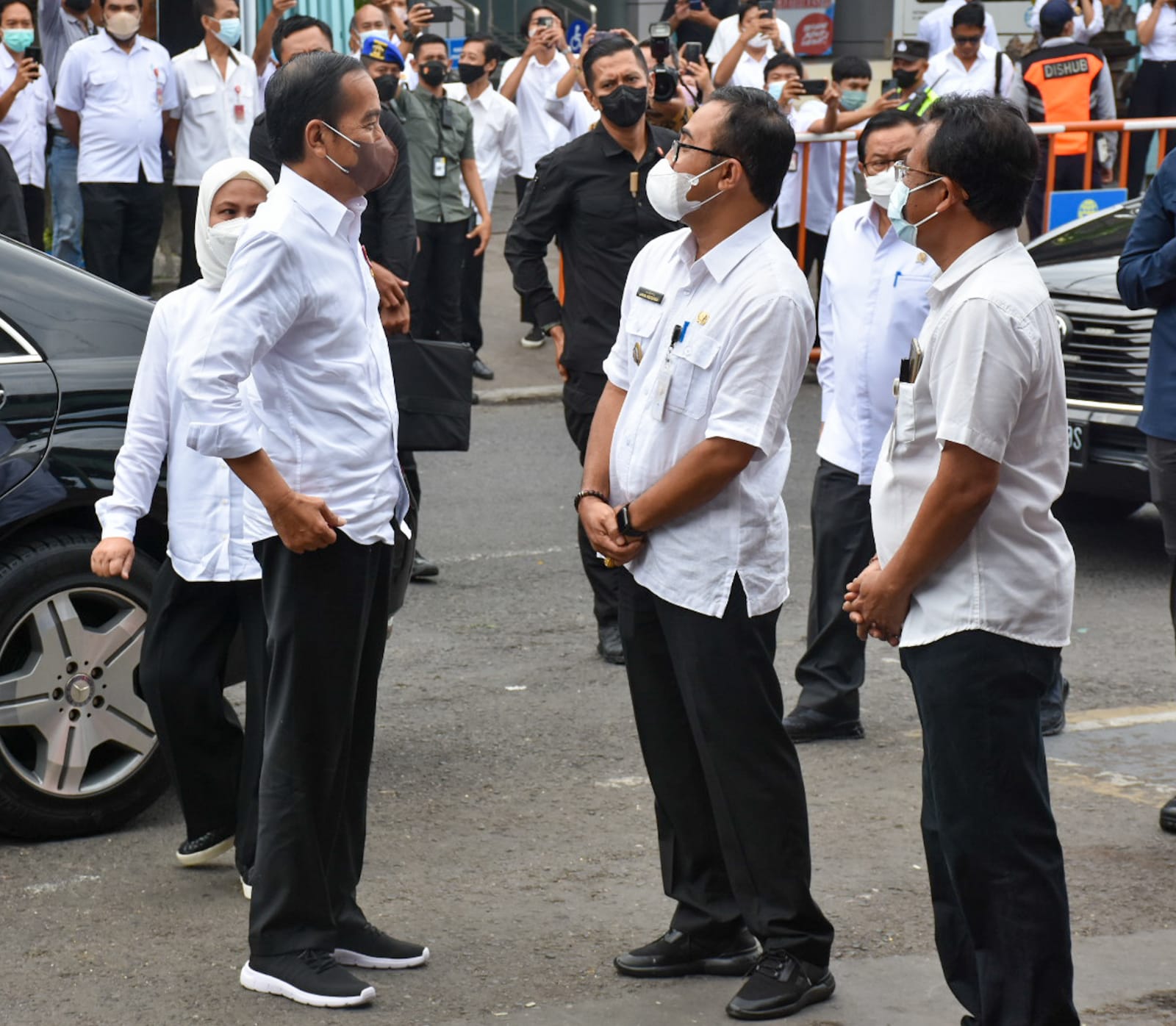 Walikota Jaya Negara Dampingi Presiden Joko Widodo Serahkan Bantuan Sosial di Pasar Kreneng