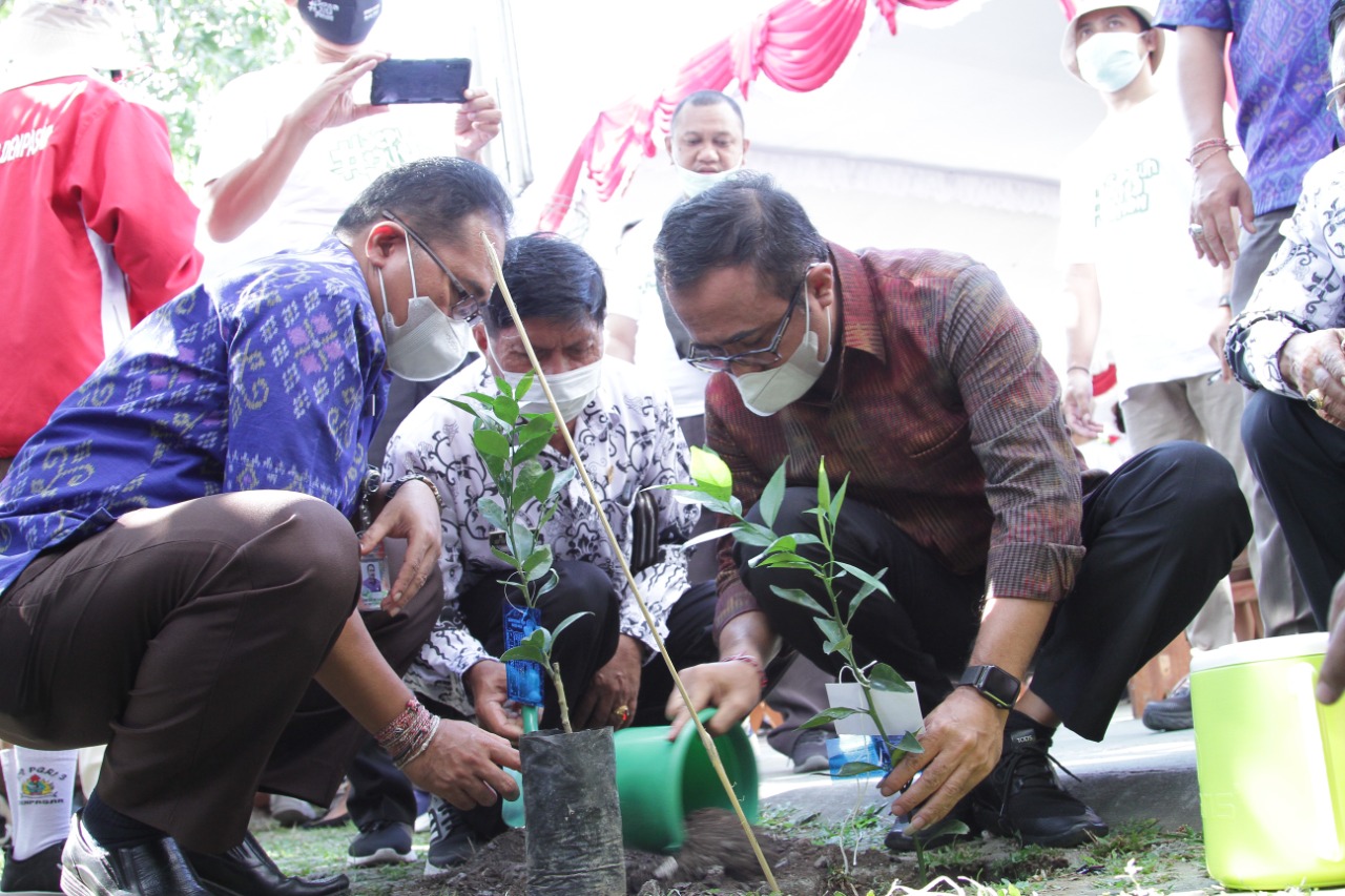 Kick Off Aksi Revolusi Mental Penanaman 10 juta Pohon Di Indonesia  Walikota Jaya Negara Tanam Benih Pohon Pertama
