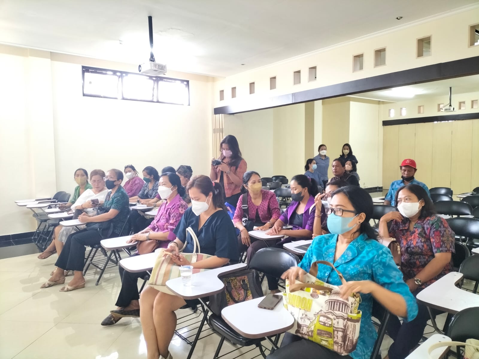 Kurangi Limbah Perca Endek Dekranasda dan Disperindag Denpasar Gelar Pelatihan 