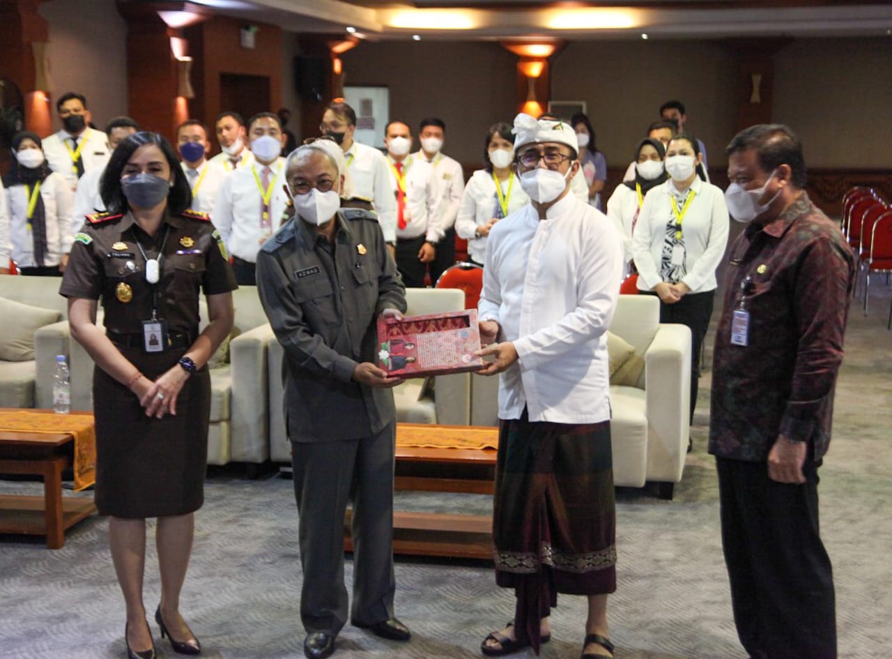 Jadi Pembicara pada Pelatihan Kepemimpinan Pengawas Kejaksaan RI  Walikota Jaya Negara Berbagi Inovasi Kota Denpasar di Masa Pandemi Covid-19