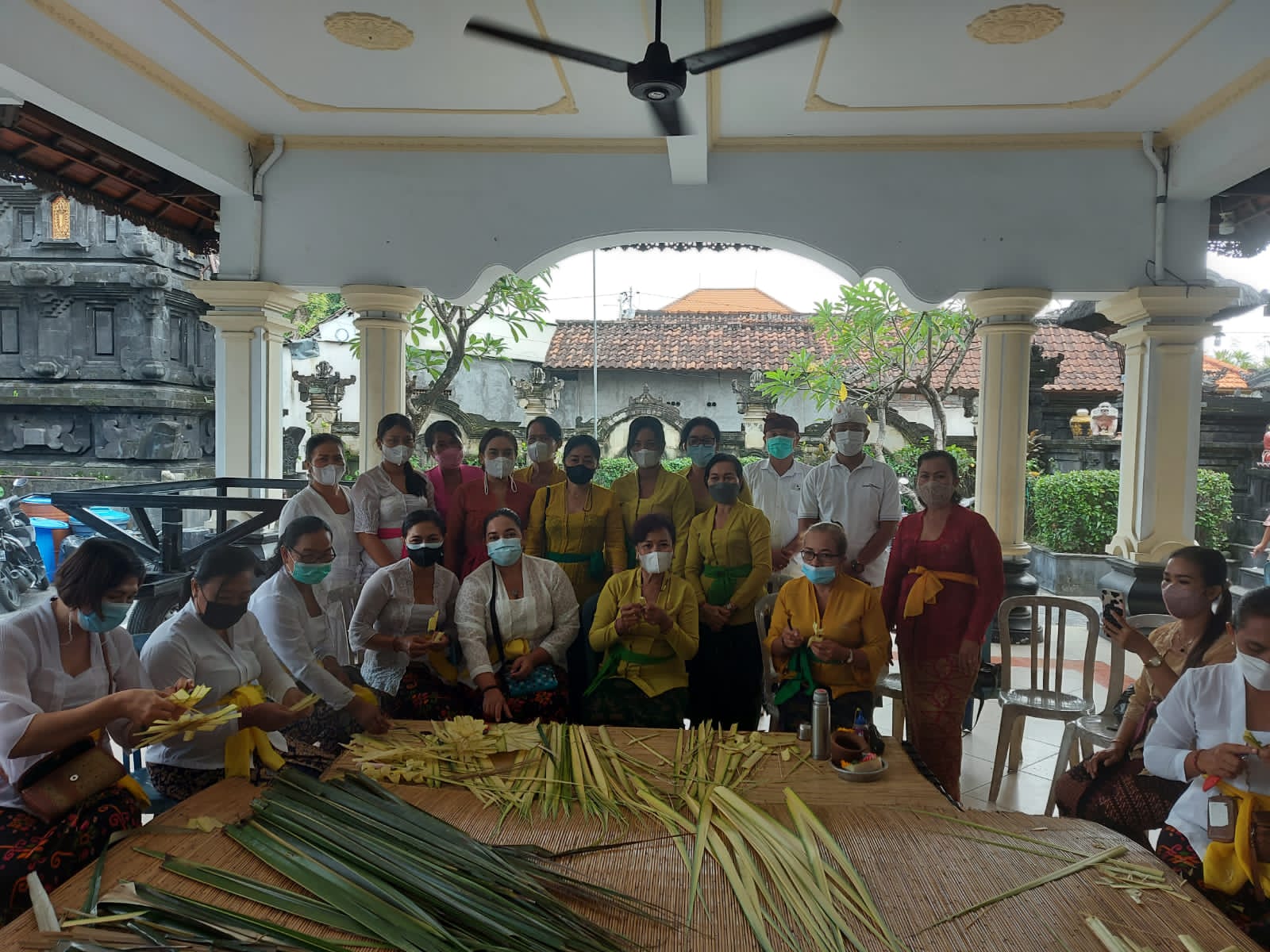 Tingginya Minat Masyarakat Membuat Banten Oton Sesuai Sastra  WHDI Kota Denpasar Kembali Gelar  Pelatihan  Membuat Banten Otonan