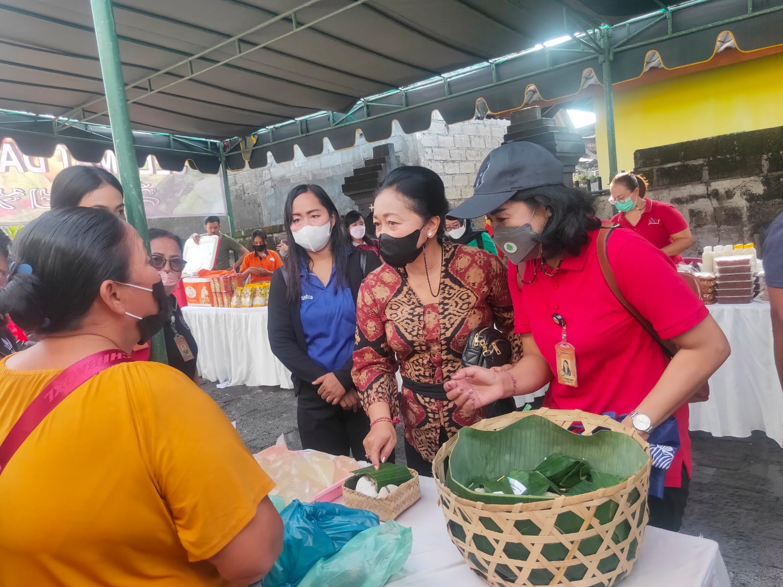 Sambut Hari Suci Saraswati Ketua TP PKK Denpasar Ny. Sagung Antari Jaya Negara Tinjau Bazar Pangan