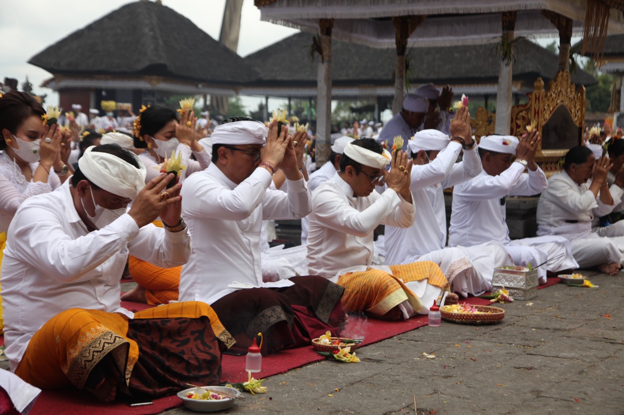 Pemkot Denpasar Ngaturang Bhakti Penganyar di Pura Agung Besakih  Walikota Jaya Negara Ngayah Topeng Wali